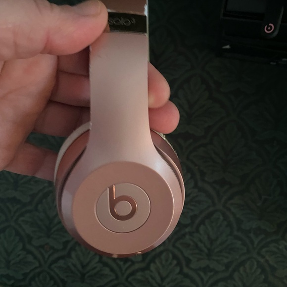 Beats Solo3 Wireless On-Ear Headphones - Rose Gold - Picture 7 of 10